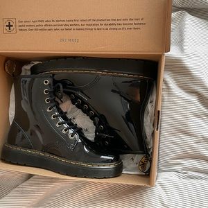Brand new platform Doc Martens, women’s 7 patent lamper